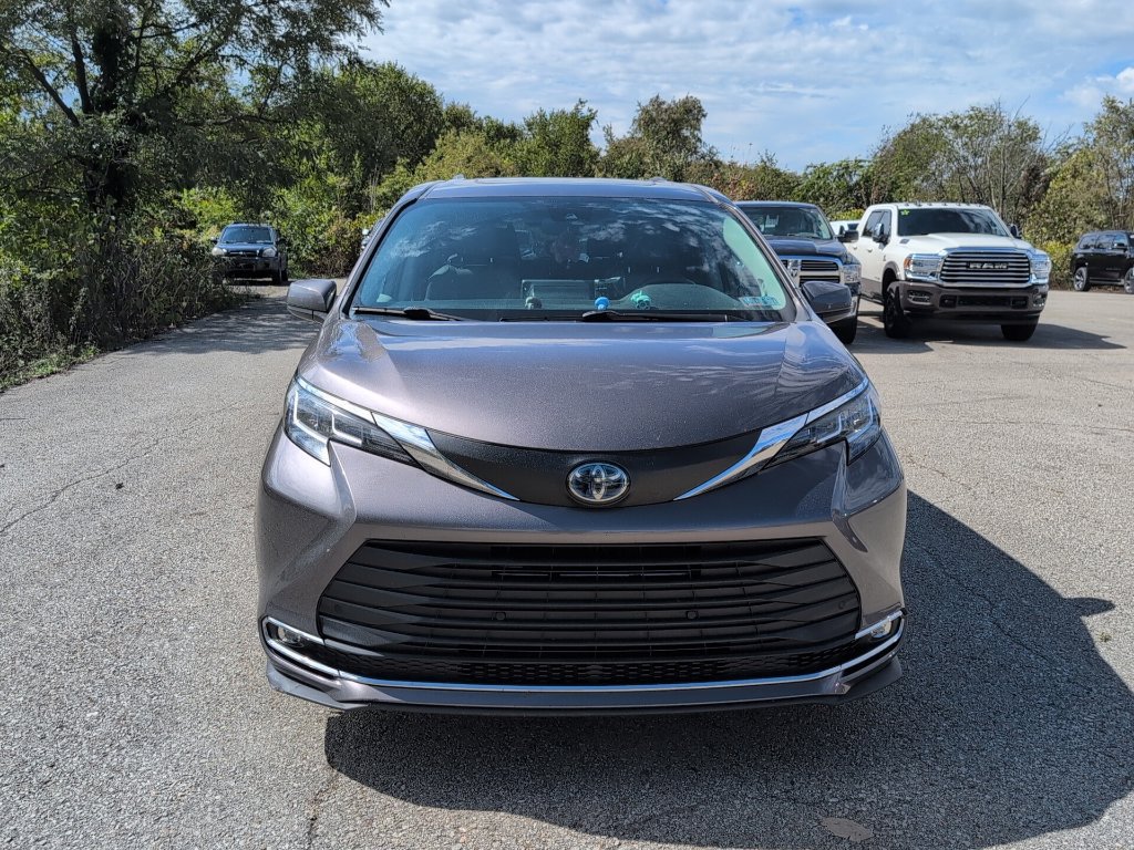 Used 2021 Toyota Sienna XLE w/ XLE Plus Package AWD/4WD image 2