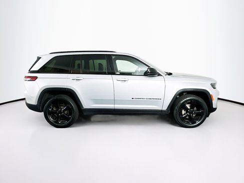 Used 2023 Jeep Grand Cherokee Altitude AWD/4WD image 10
