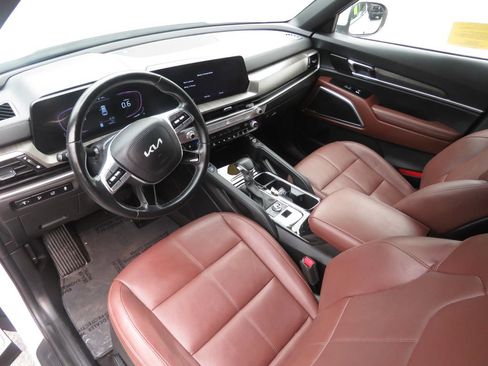 Used 2023 Kia Telluride EX w/ EX Captain's Chair Package AWD/4WD image 11