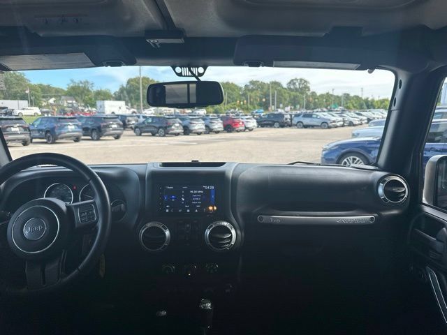 Used 2016 Jeep Wrangler Unlimited Sahara w/ Connectivity Group AWD/4WD image 18