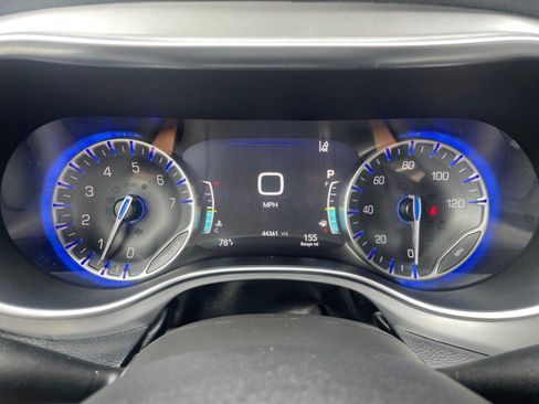 Used 2025 Chrysler Pacifica Limited FWD image 19