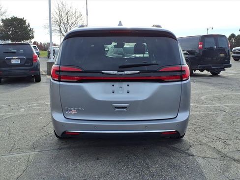 Used 2021 Chrysler Pacifica Touring image 5