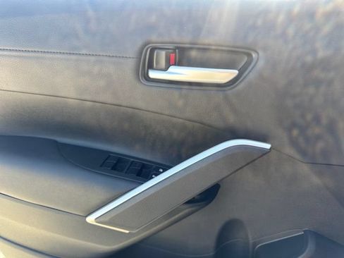 Used 2022 Toyota Corolla Cross XLE w/ Convenience Package FWD image 18