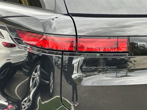 Used 2023 Land Rover Range Rover Sport SE Dynamic image 32