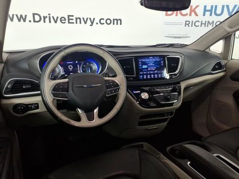 Used 2019 Chrysler Pacifica Limited w/ Tire & Wheel Group FWD image 10