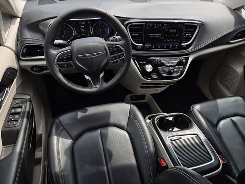 Used 2023 Chrysler Pacifica Touring-L image 17