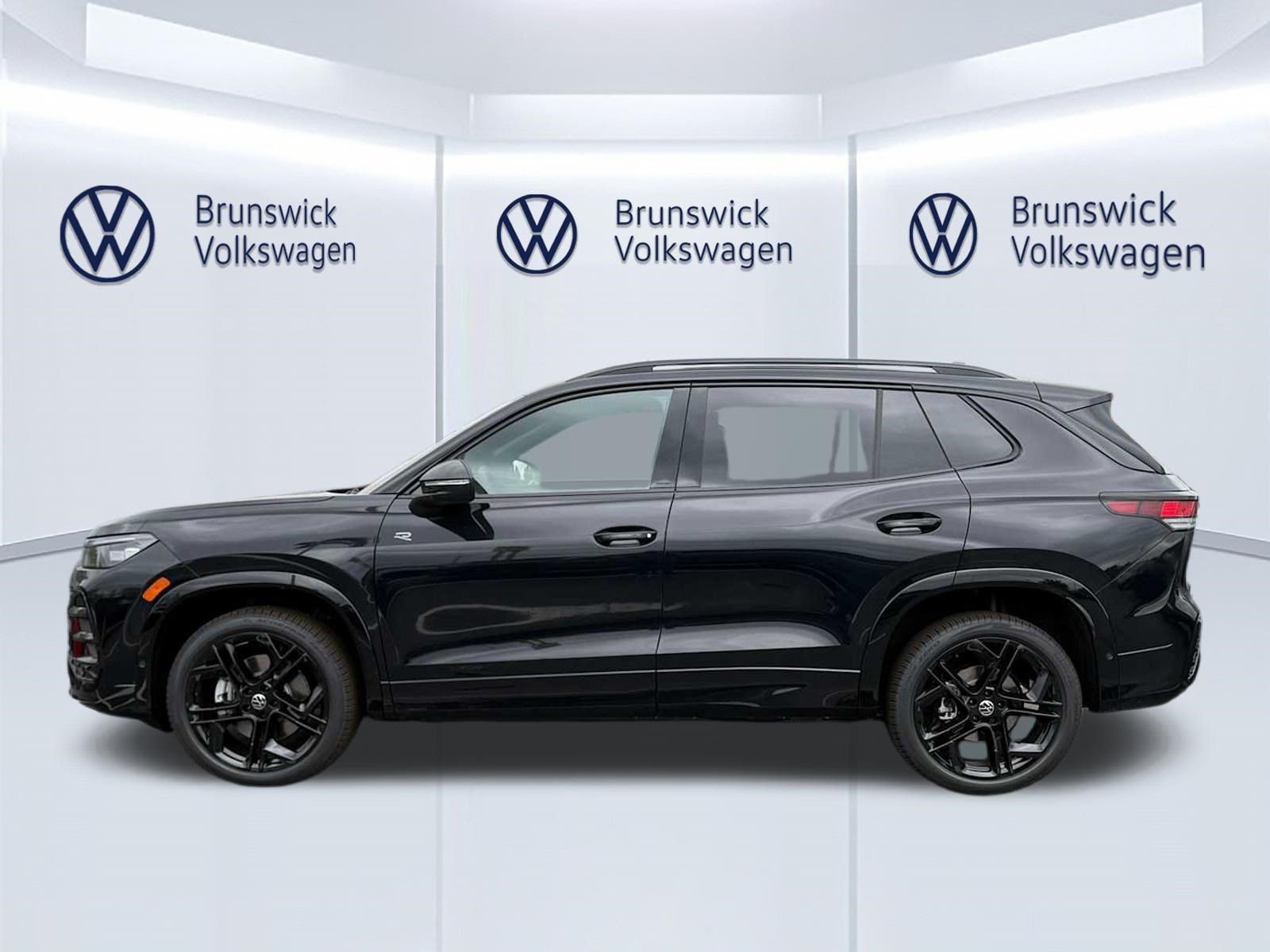 New 2026 Volkswagen Tiguan SE R-Line AWD/4WD image 3