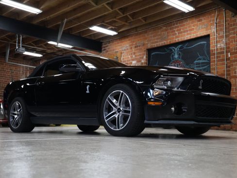 Used 2010 Ford Mustang Shelby GT500 image 2