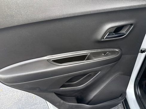 Used 2022 Chevrolet Trax LT w/ LT Convenience Package image 16