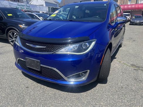 Used 2020 Chrysler Pacifica Limited FWD image 3