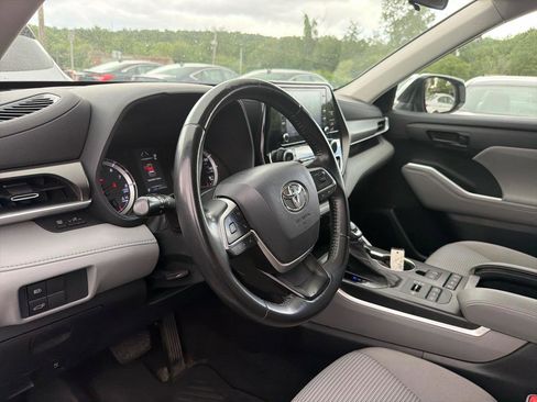 Used 2022 Toyota Highlander LE AWD/4WD image 18