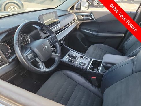Used 2023 Mitsubishi Outlander SE FWD image 5