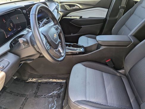 Used 2025 Chevrolet Trax LT w/ LT Convenience Package image 23