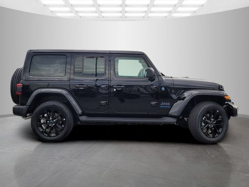 Used 2025 Jeep Wrangler Unlimited Sahara AWD/4WD image 5