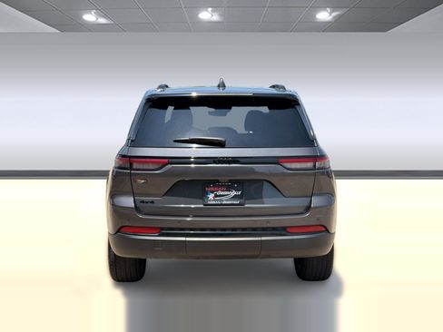 Used 2025 Jeep Grand Cherokee Altitude w/ Trailer Tow Package AWD/4WD image 10