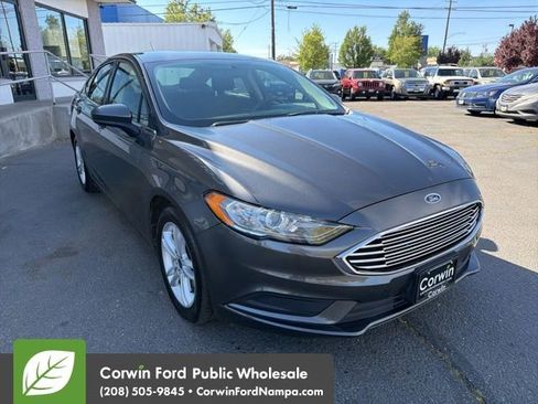 Used 2018 Ford Fusion SE w/ Fusion SE Technology Package FWD image 3