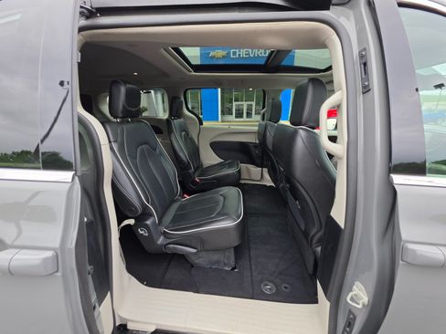 Used 2023 Chrysler Pacifica Limited FWD image 17