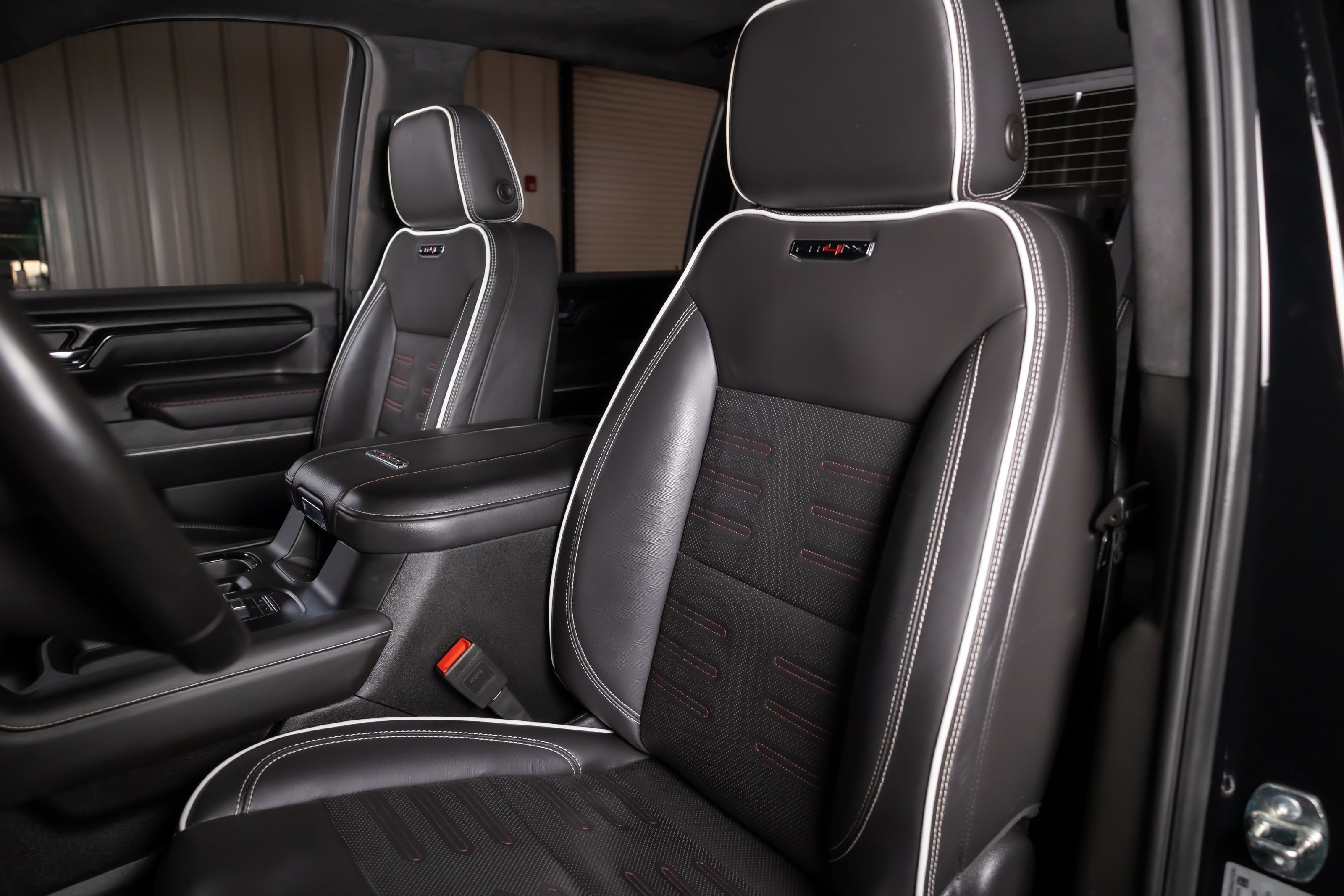 Used 2025 GMC Sierra 2500 AT4X AWD/4WD image 5