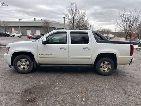 Used 2007 Chevrolet Avalanche LT w/ LT Preferred Equipment Group image 2