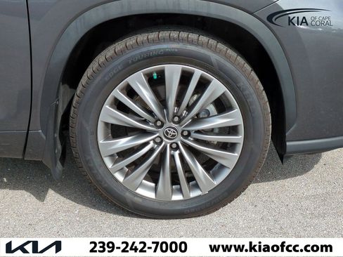 Used 2023 Toyota Highlander LE image 11