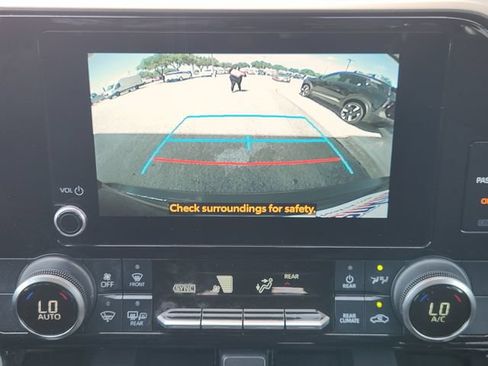 Used 2024 Toyota Highlander LE AWD/4WD image 15