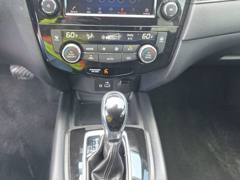 Used 2019 Nissan Rogue SV FWD image 4
