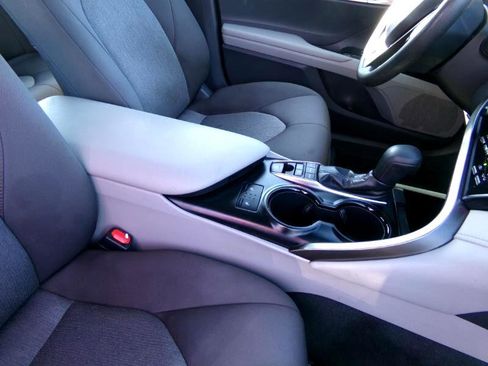 Used 2018 Toyota Camry LE image 30