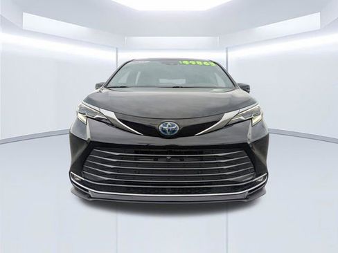 Used 2025 Toyota Sienna Platinum AWD/4WD image 9
