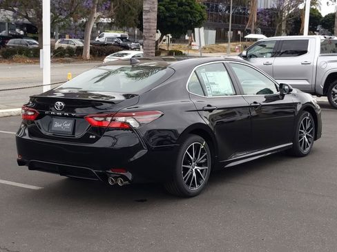 Used 2023 Toyota Camry SE image 3