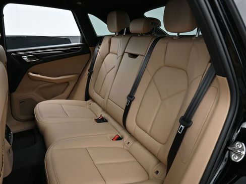 Certified 2025 Porsche Macan AWD/4WD image 24