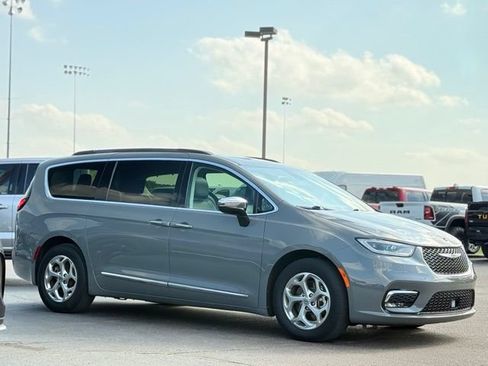Used 2023 Chrysler Pacifica Limited FWD image 33