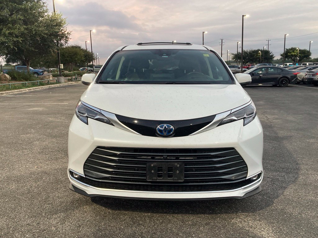 Certified 2024 Toyota Sienna Platinum FWD image 2