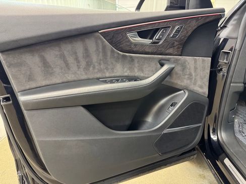 Used 2019 Audi Q8 Prestige w/ Luxury Package image 8