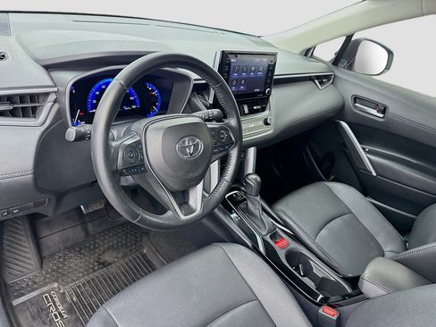 Used 2022 Toyota Corolla Cross XLE w/ Black Badges Package (TMS) FWD image 7