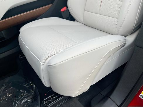 New 2026 Cadillac Vistiq Luxury w/ LPO, Floor Liner Package AWD/4WD image 20