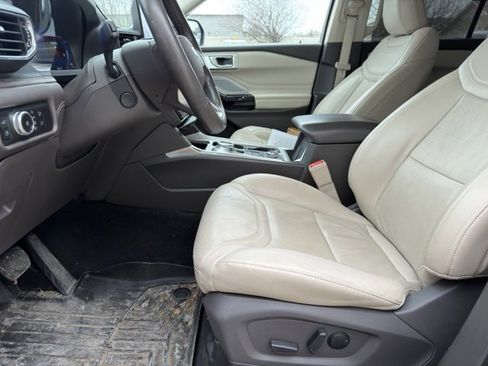 Used 2023 Ford Explorer Platinum w/ Technology Package image 14