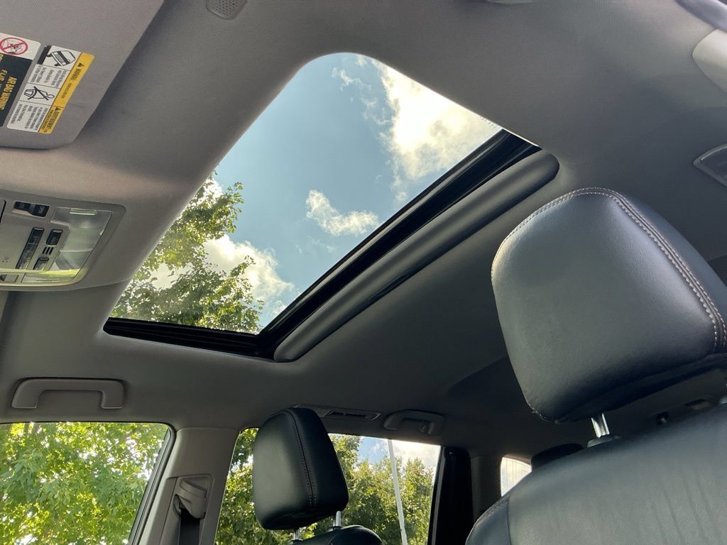 Used 2019 Toyota Highlander XLE AWD/4WD image 18