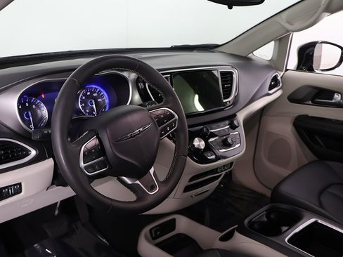 Used 2024 Chrysler Pacifica Touring-L image 25