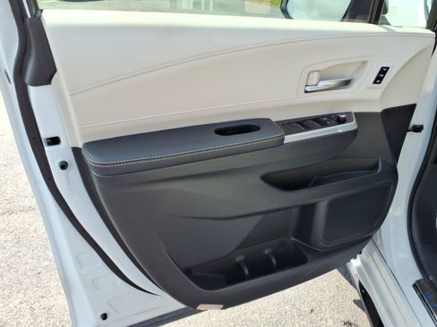 Used 2026 Toyota Sienna Limited FWD image 19