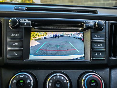 Used 2016 Toyota RAV4 LE FWD image 11
