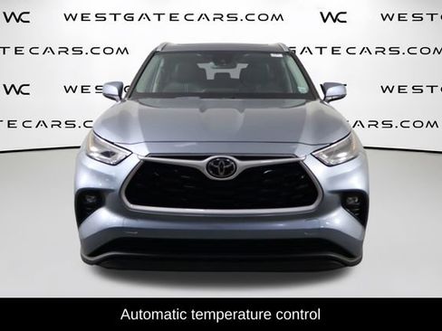 Used 2023 Toyota Highlander XLE FWD image 2