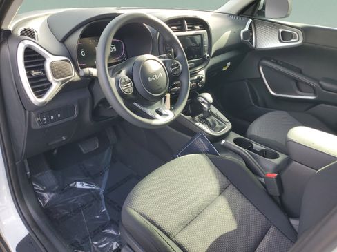Used 2025 Kia Soul LX w/ LX Technology Package FWD image 13