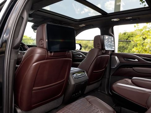 Used 2021 Cadillac Escalade Premium Luxury Platinum RWD image 34