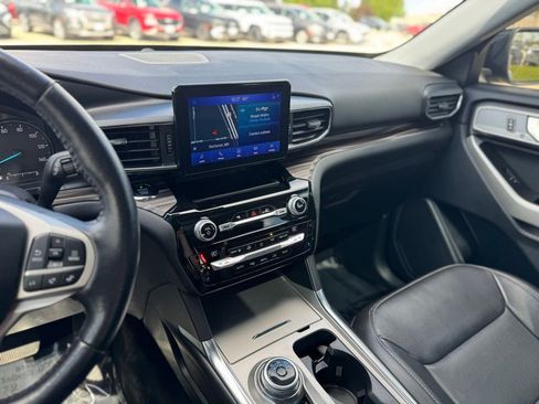 Used 2021 Ford Explorer Limited w/ Equipment Group 301A AWD/4WD image 2