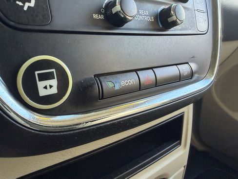 Used 2013 Dodge Grand Caravan SXT image 43