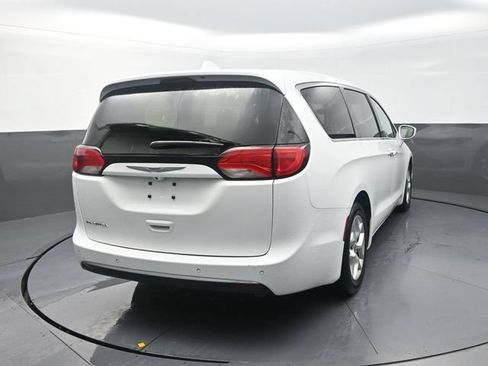 Used 2018 Chrysler Pacifica Touring Plus w/ Tire & Wheel Group FWD image 8