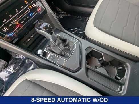 Used 2025 Volkswagen Taos SE FWD image 16