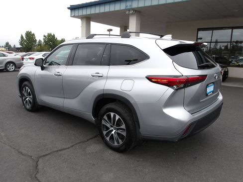 Used 2022 Toyota Highlander XLE image 3
