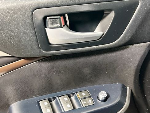 Used 2018 Toyota Highlander XLE FWD image 16