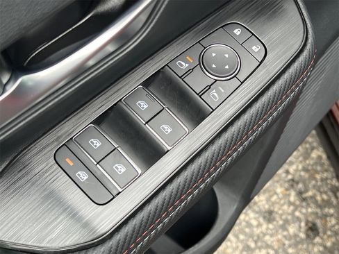 New 2025 Nissan Kicks SR image 17